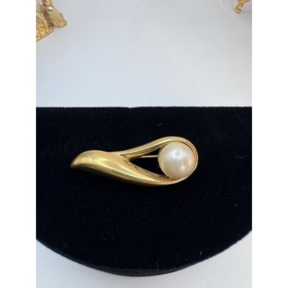 Vintage Trifari Brooch Pin with Faux Pearl Gold Tone Costume Jewelry - Picture 2 of 7
